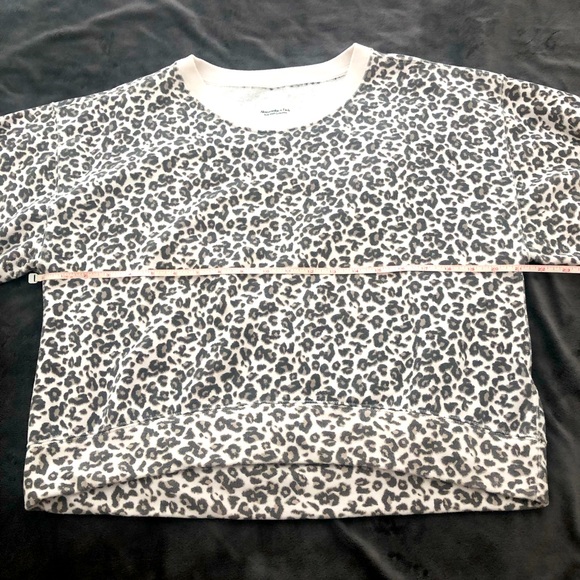 Abercrombie & Fitch Women’s Leopard print sweatshirt with puff sleeve - size M - Picture 5 of 6
